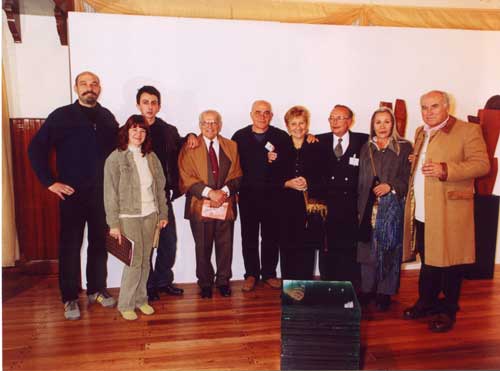 Artistas plásticos junto a los coordinadores de la muestra