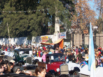 Desfile de autos antiguos y especiales