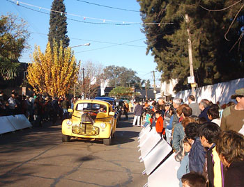 Desfile de autos antiguos y especiales