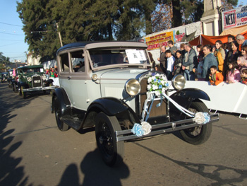 Desfile de autos antiguos y especiales