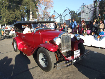 Desfile de autos antiguos y especiales