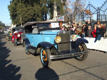 Desfile de autos antiguos y especiales