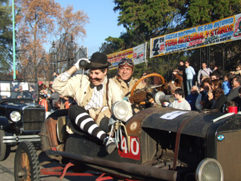 Desfile de autos antiguos y especiales