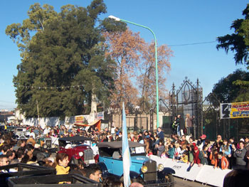 Desfile de autos antiguos y especiales