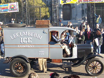 Desfile de autos antiguos y especiales