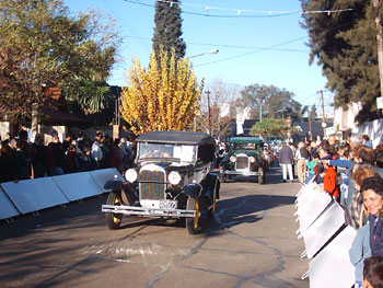 Desfile de autos antiguos y especiales