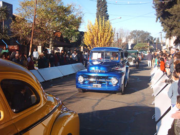 Desfile de autos antiguos y especiales