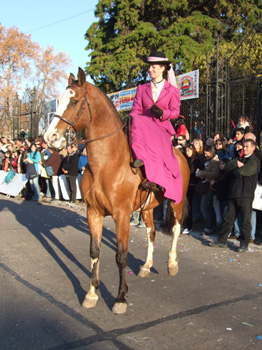 Desfile de grupos tradicionalistas