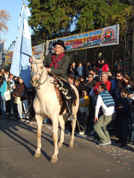 Desfile de grupos tradicionalistas